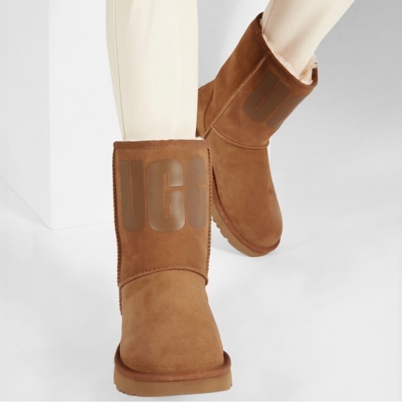 UGG Shoes - UGG Women's Classic Short Rubber Logo Cold-Weather Boots - Chestnut - Sz-6 .US